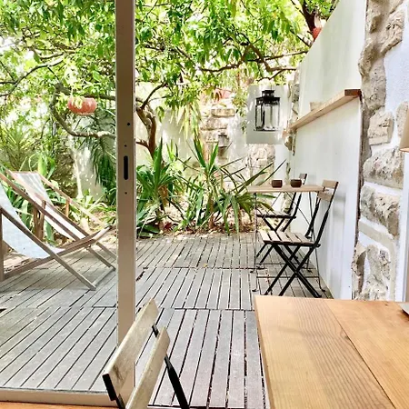 Cozy With Private Terrace Appartement *